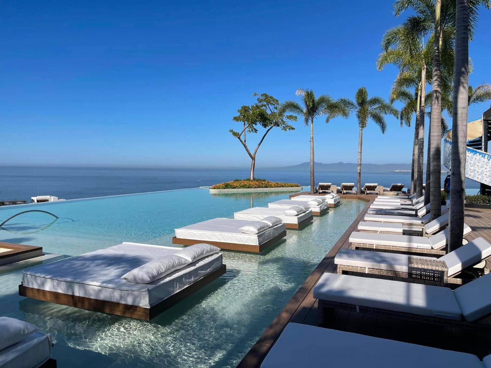 New! Luxury 2bd 2ba Romantic Zone Largest Pool In Pv Sea View Balcony Apartamento Puerto Vallarta